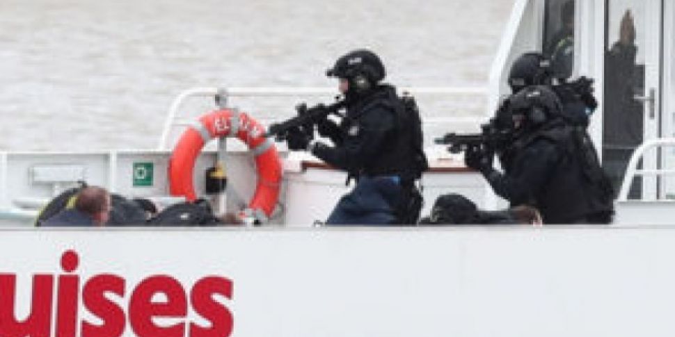 UK police storm boat in hijack...