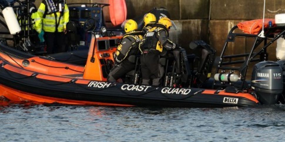 Divers attach lifting equipmen...