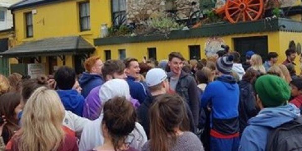 Crowds flock to Galway pub whe...