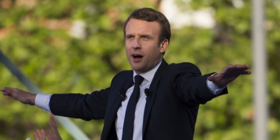 Macron widens lead ahead of fi...
