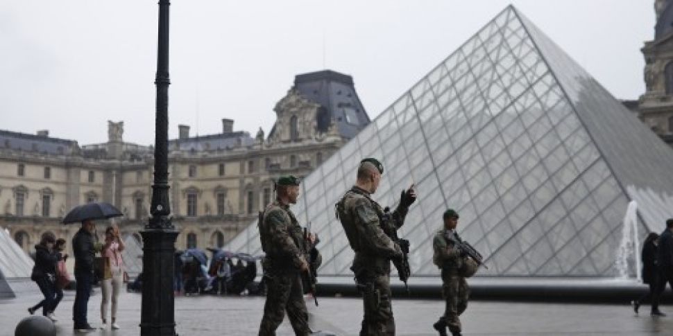 Suspect bag found on Louvre gr...