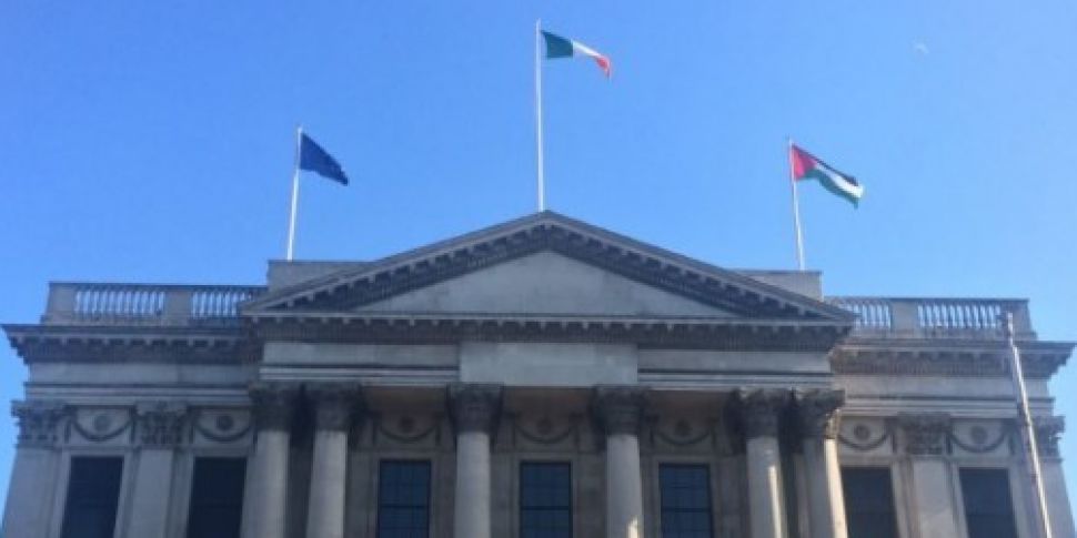 Dublin City Hall flies the Pal...