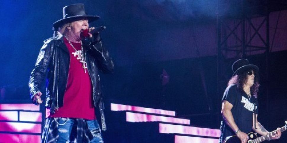 Guns N&#39; Roses pay trib...