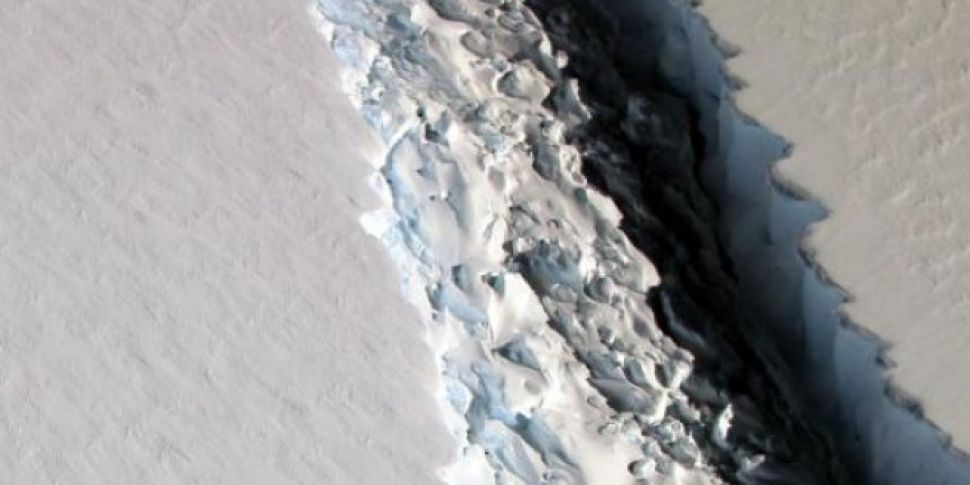 Massive Antarctic ice shelf se...