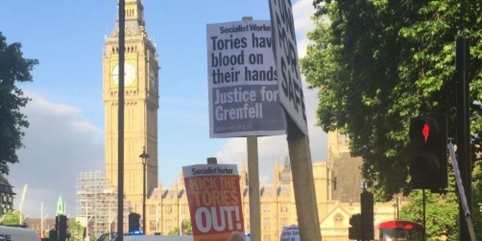 Angry protests in London follo...