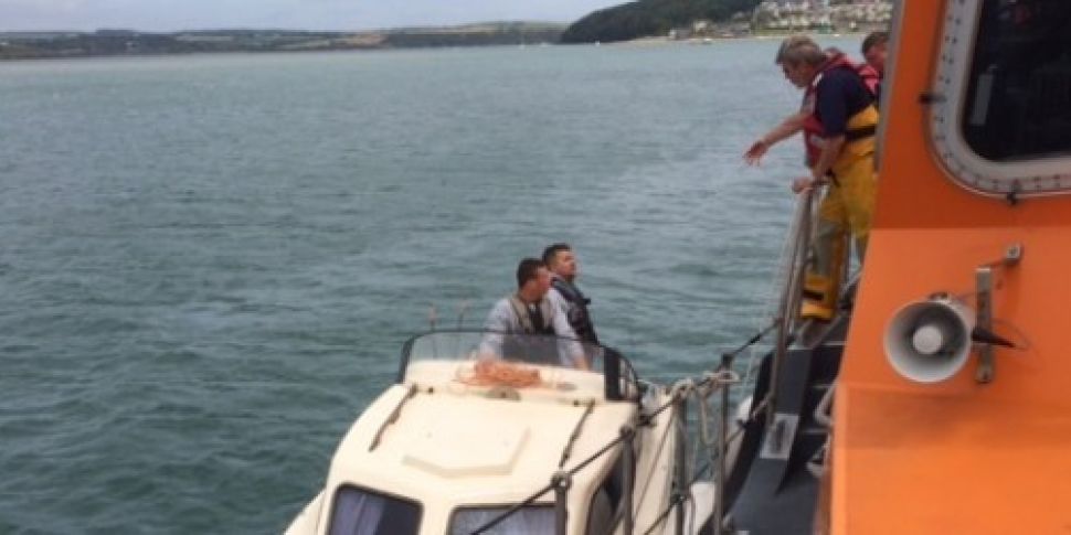 Six people rescued from boat o...