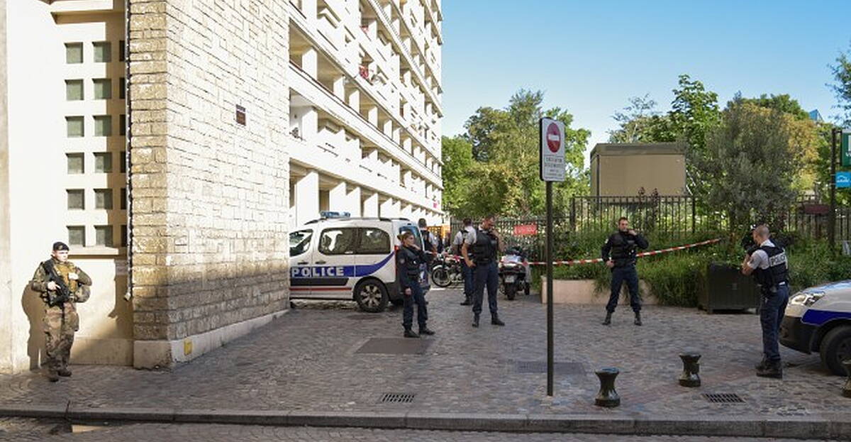 Man arrested after car hits soldiers in Paris suburb | Newstalk