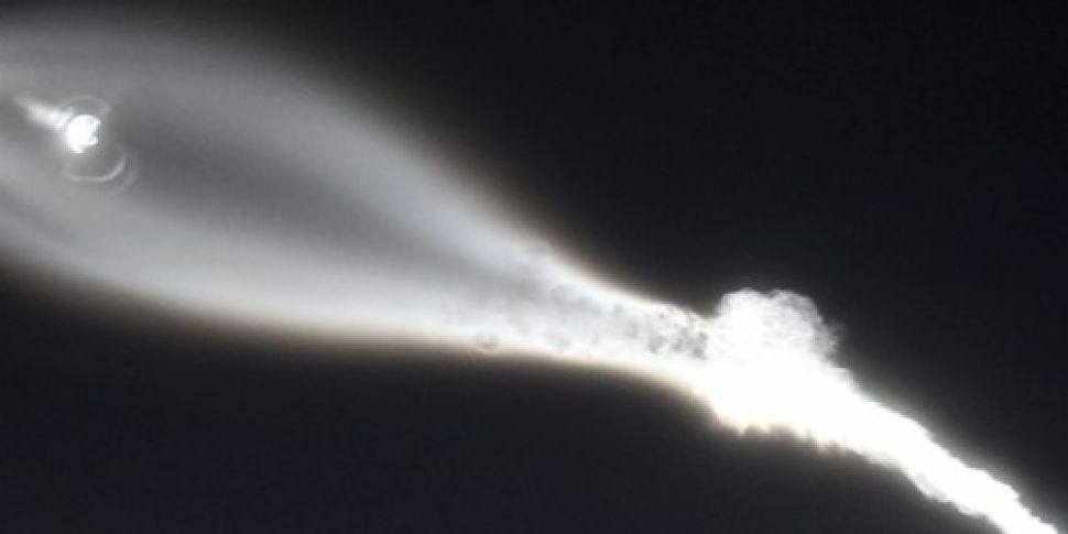 SpaceX rocket lights up sky ab...