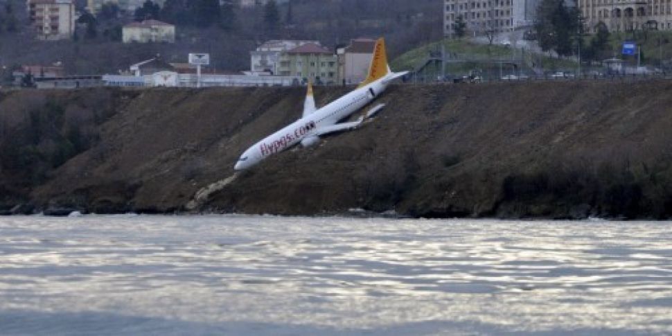 Passenger plane skids off runw...