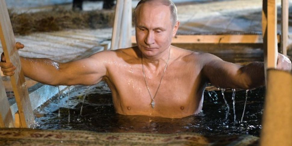 Putin strips off for icy dip t...