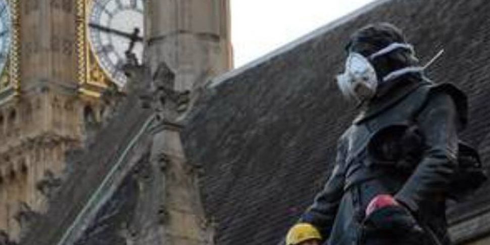 Monuments masked in air pollut...