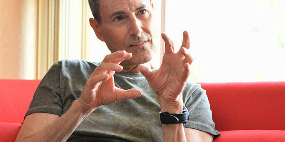 Uri Geller expresses his love...