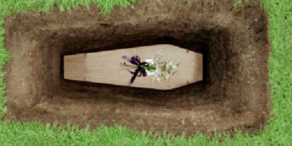 Видеть гроб закрытый. Гроб вид сверху. Открытый гроб вид сверху. Копка могил.
