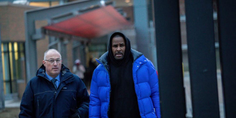 R Kelly freed on bail after pl...