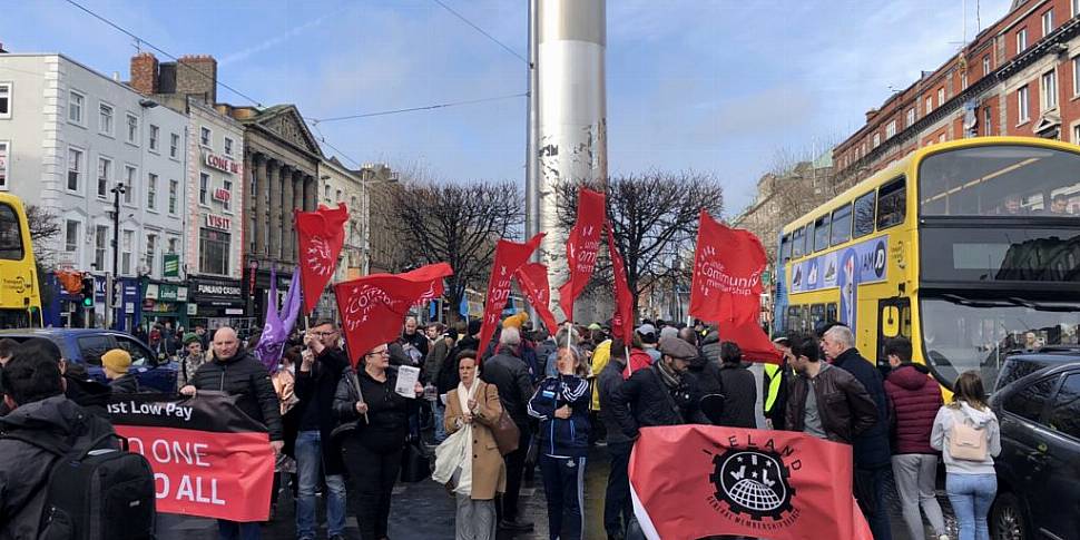 Protesters in Dublin warn of i...