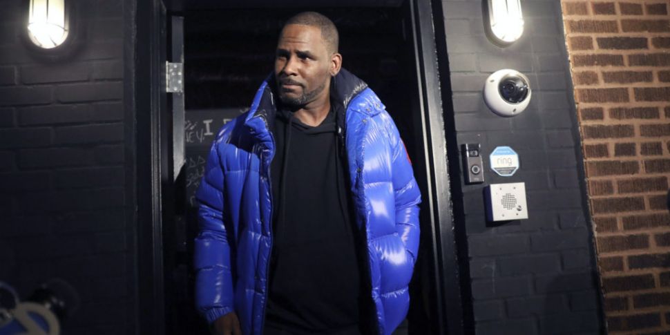 Singer R Kelly denies abuse al...