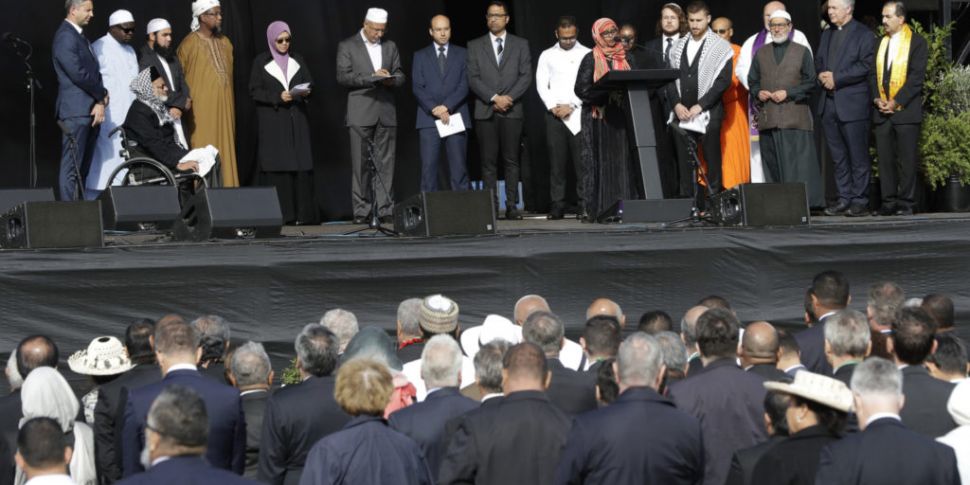 Thousands gather for remembran...