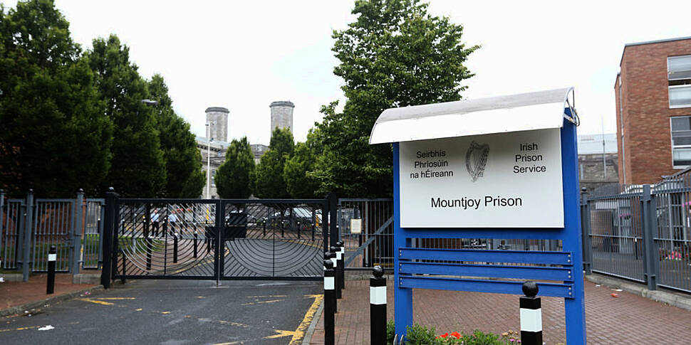 Prison officers warn overcrowd...