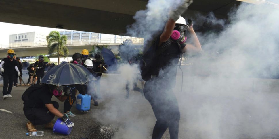 Police fire tear gas to try di...