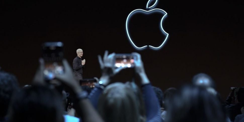 Apple apologises for hiring co...