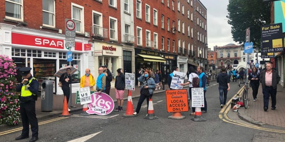 Demonstrators block Dublin's L...