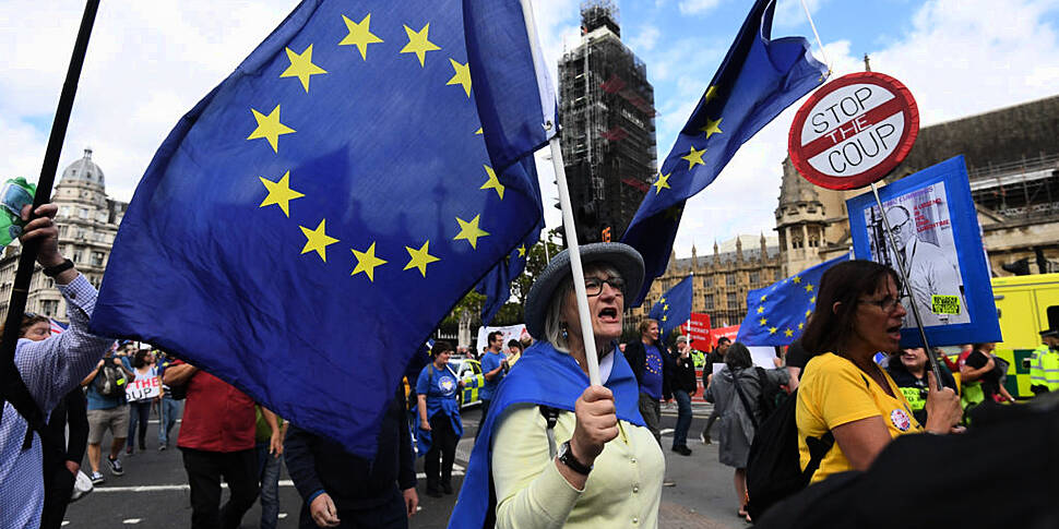 British MPs clear key hurdle o...