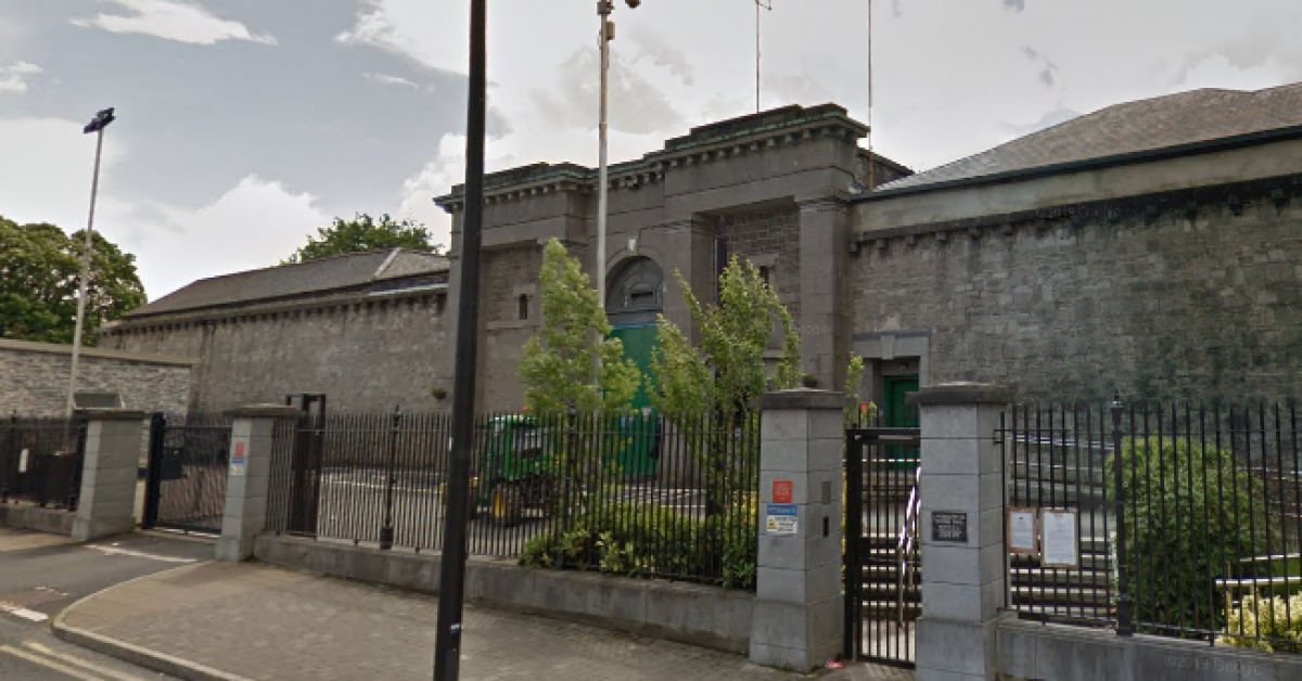 Prisoner returns himself to Limerick jail following escape during