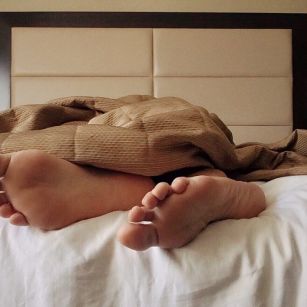 Ноги спящей сестры