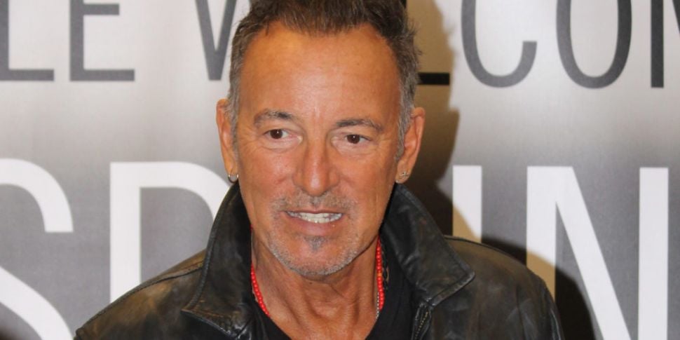 Bruce Springsteen donates artw...