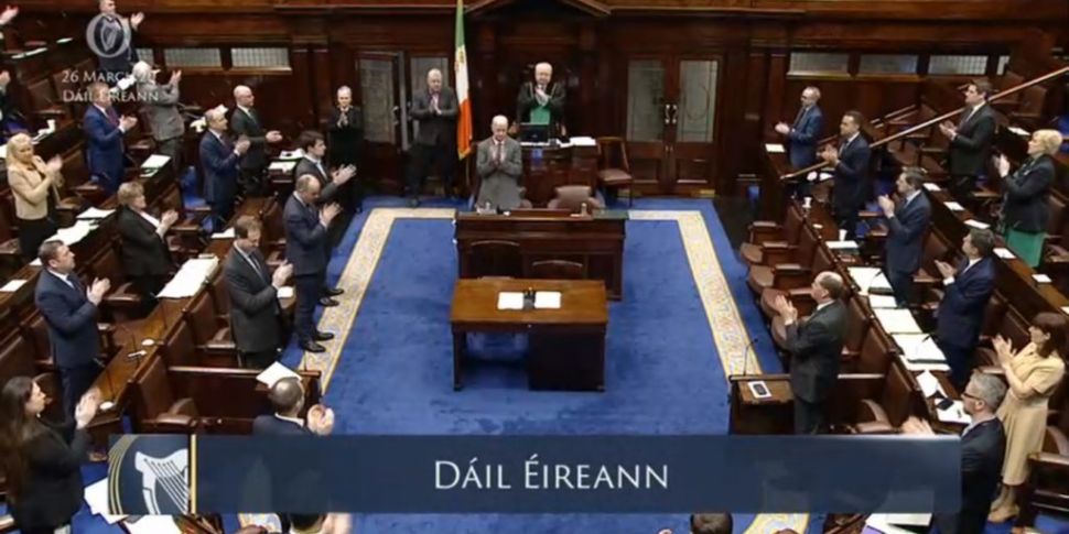 Dáil halts work to applaud Ire...
