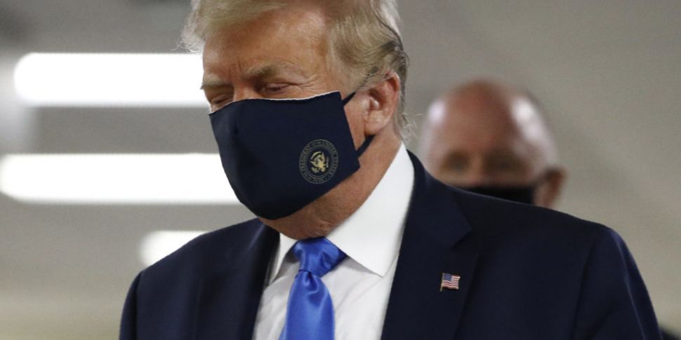 COVID-19: Donald Trump wears f...