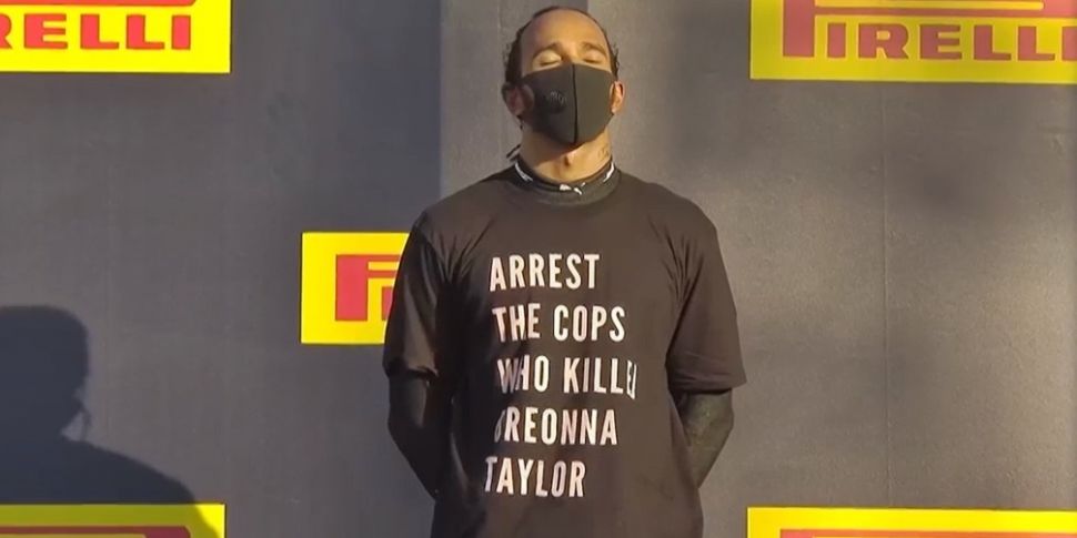 https://img.resized.co/newstalk/eyJkYXRhIjoie1widXJsXCI6XCJodHRwczpcXFwvXFxcL21lZGlhLnJhZGlvY21zLm5ldFxcXC91cGxvYWRzXFxcLzIwMjBcXFwvMDlcXFwvMTQxNzEzMDNcXFwvRWh6b3BjY1VjQUFKUjhULmpwZWdcIixcIndpZHRoXCI6OTcwLFwiaGVpZ2h0XCI6NDg1LFwiZGVmYXVsdFwiOlwiaHR0cHM6XFxcL1xcXC93d3cubmV3c3RhbGsuY29tXFxcL2ltYWdlc1xcXC9kZWZhdWx0X25vX2ltYWdlLnBuZ1wifSIsImhhc2giOiJkYTc3NDI5YWQ3ODc3NDBmNmIyYTQwMDhkZjI3MWRhZmNjZTlhMjRiIn0=/hamilton-facing-fia-investigation-over-breonna-taylor-t-shirt.jpeg
