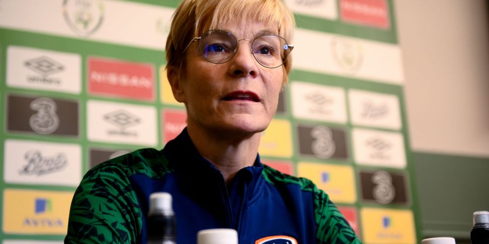 Vera Pauw signs new contract w...