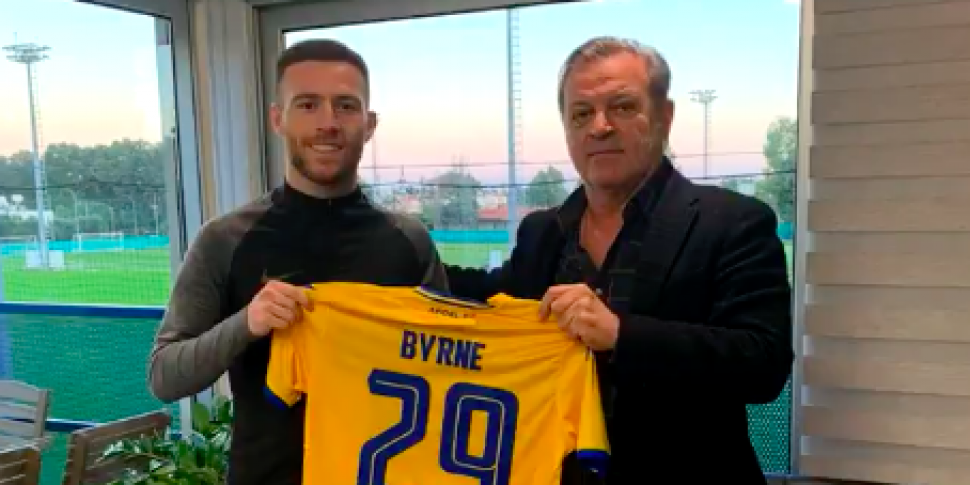 Jack Byrne completes move to M...