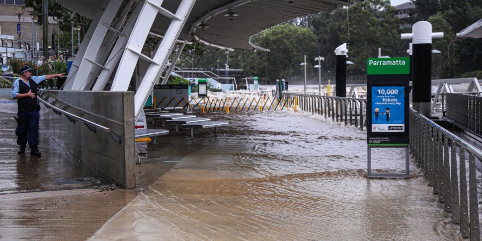 Thousands flee Sydney as flood...