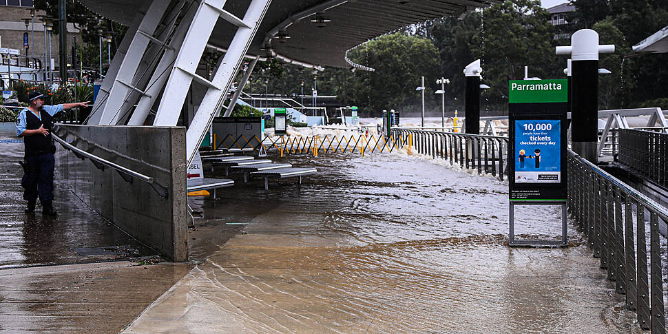 Thousands flee Sydney as flood...