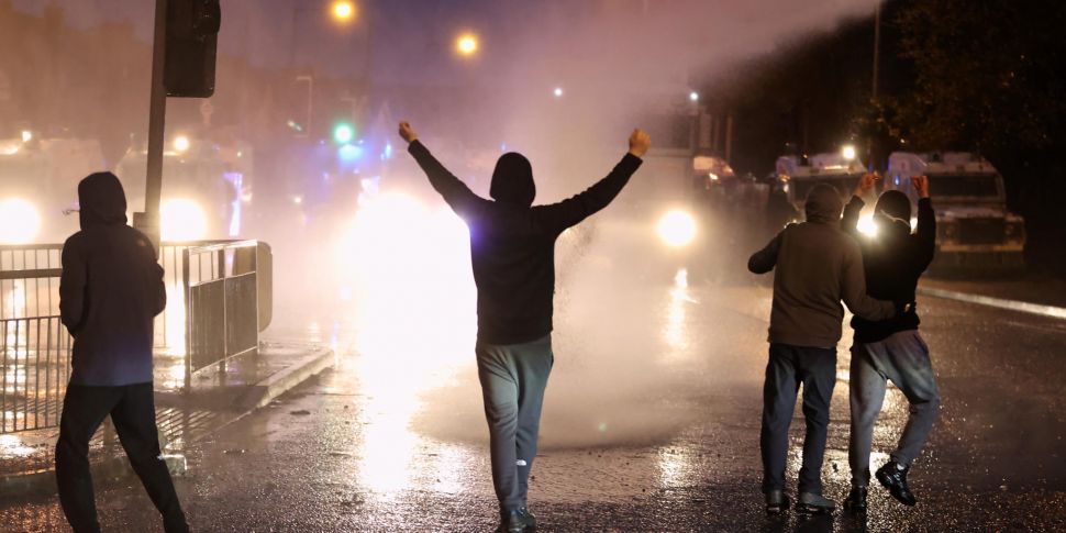 Belfast rioters blasted with w...