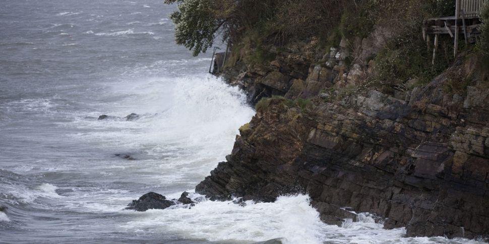 Hurricane Ernesto: Wind warnin...