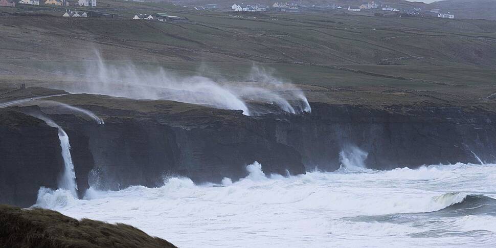 Storm Darragh: Nearly 400,000...