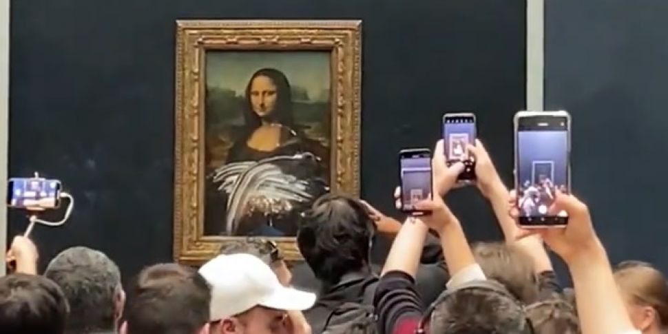 Mona Lisa 'attacked' with cake...