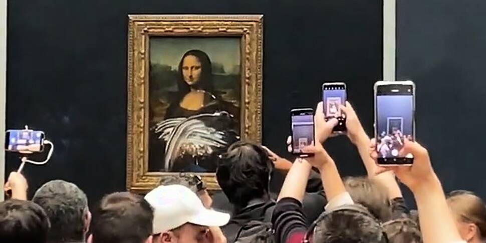 Mona Lisa 'attacked' with cake...