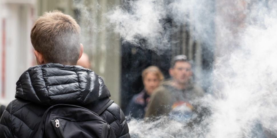 EU calls for smoking and vapin...