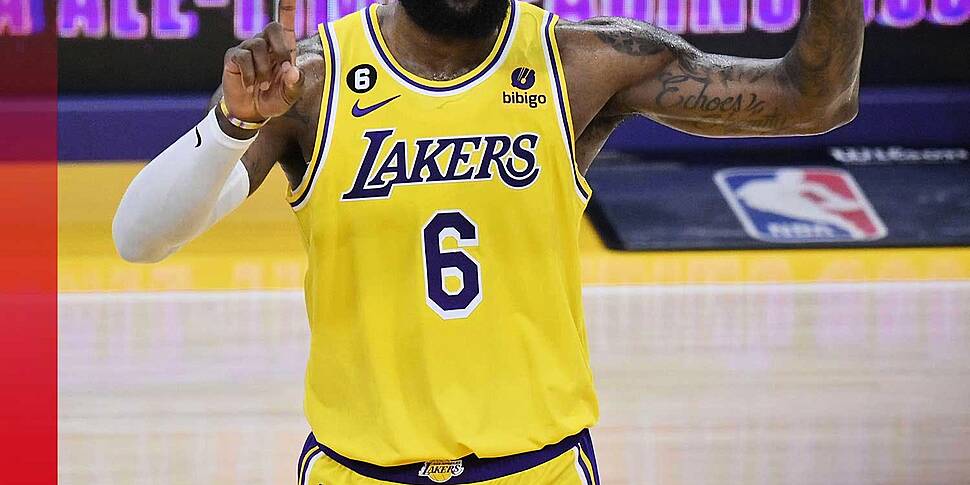 LeBron James breaks the all-ti...