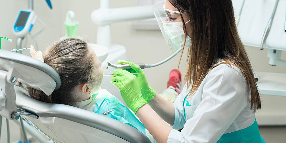 Children having teeth extracte...