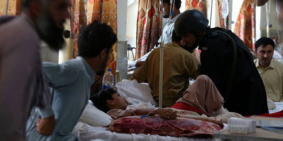 Pakistan: Dozens killed in sus...