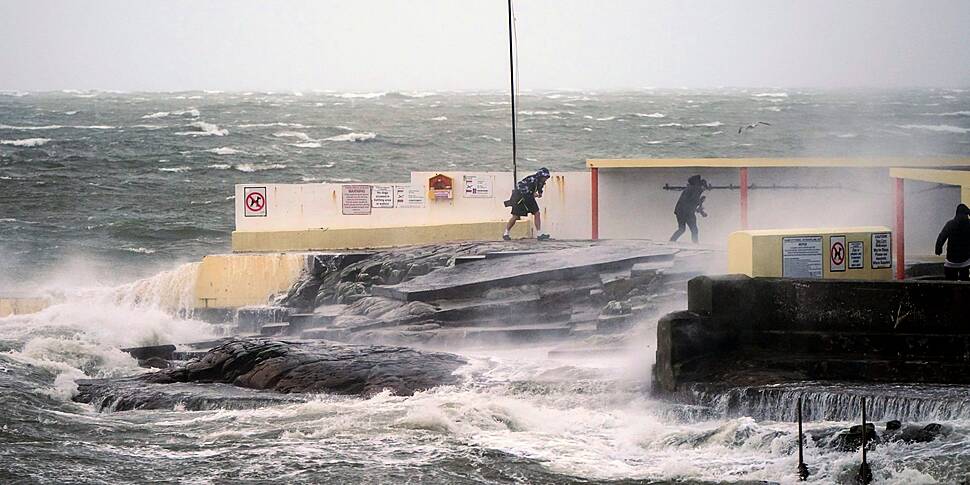 Storm Darragh: Met Éireann adv...