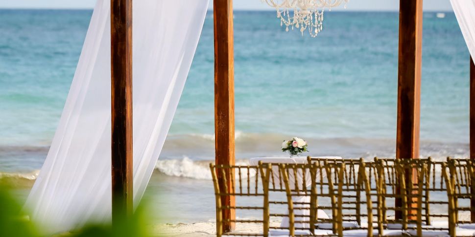 How to plan a destination wedd...