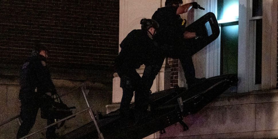 US police raid Columbia Univer...
