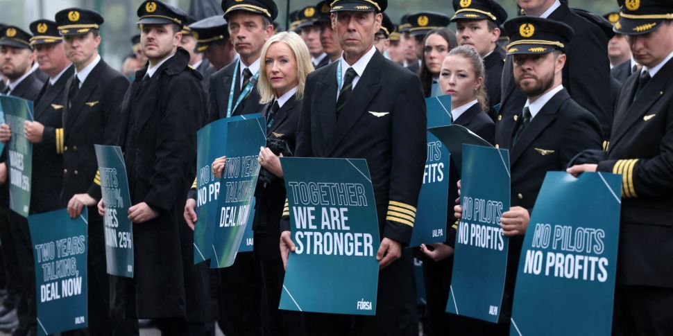 Aer Lingus pilots to vote on 1...