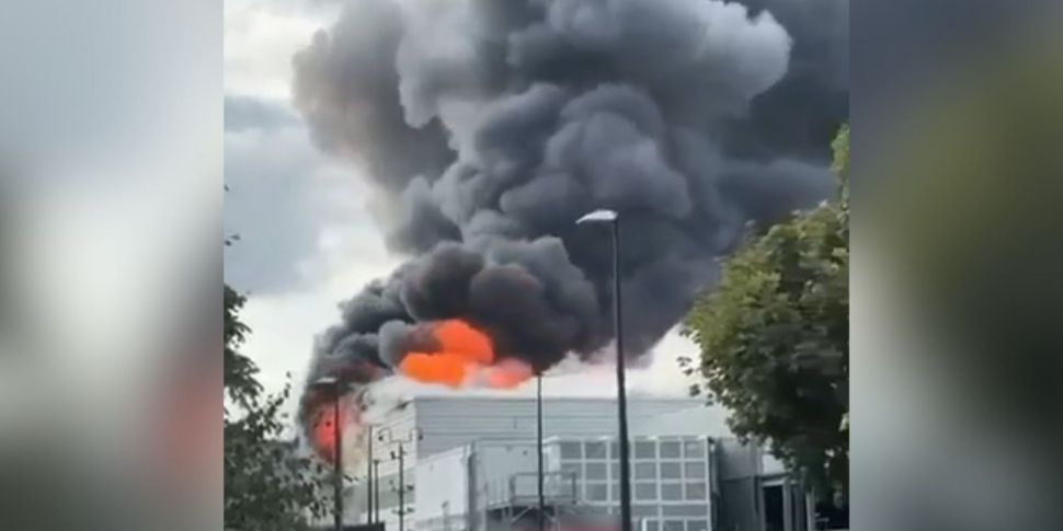 Fire engines battle major blaz...